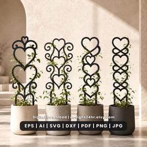 Op de afbeelding: Vier zwarte metalen plantensteunen met hartvormige ontwerpen, elk in een cilindrische pot met een groene klimplant. De tekst luidt: Digital Download | designs24hr.etsy.com | EPS | AI | SVG | DXF | PDF | PNG | JPG.