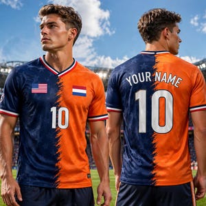 Könnte beinhalten: Ein zweifarbiges Fußballtrikot, marineblau und orange, mit der Nummer 10 in Weiß. Das Trikot zeigt die amerikanische und niederländische Flagge. Auf der Rückseite des Trikots steht der Text "YOUR NAME" über der Nummer 10.