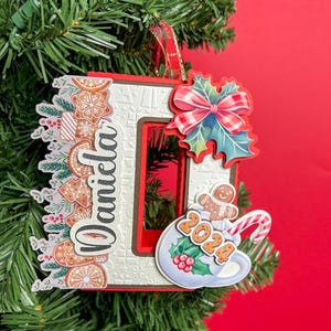Adorno navideño personalizado de pan de jengibre en colores pastel en 3D, minidecoración para árbol de Navidad con letras en 3D, adorno colgante de cartulina, regalo para un amigo