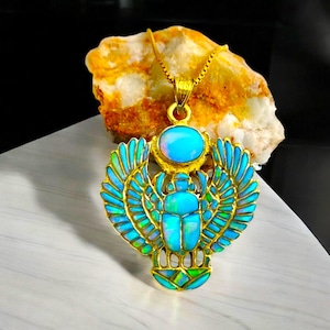 Złoty naszyjnik z opalem i skarabeuszem – egipski amulet, biżuteria z talizmanem