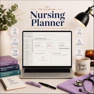 Könnte beinhalten: Ein Laptop mit einer digitalen Pflegeplaner-Oberfläche namens Clinical Operations Center, umgeben von Pflegelehrbüchern, einer Tasse mit der Aufschrift Nurse Fuel, einem Stethoskop, einem Notizbuch, einem Stift und einem Textmarker auf einem Schreibtisch.