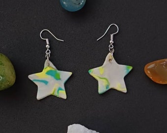 Stern Baumeln Ton Ohrringe für Mädchen oder Frau, grün, gelb & weiß Polymer Clay Geschenk für beste Freundin, himmlische Astronomie Liebhaber Geschenk