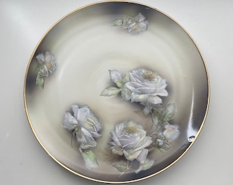 Placa de porcelana pintada a mano de Weimar, rosas blancas, fondo gris, decoración de placa floral alemana coleccionable, regalo para mamá o abuela, plato de 12 pulgadas