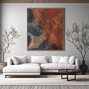 Puede incluir: Impresión de arte abstracto con un esquema de color azul y rojo y líneas doradas. La impresión está enmarcada en un marco de madera marrón y está colgada en una pared blanca.