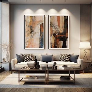 Può includere: Un divano bianco con cuscini a motivi blu e neri si trova di fronte a due dipinti astratti con colori marrone, arancio e nero. Il divano si trova in un soggiorno con un tavolino da caffè in vetro e una lampada su un tavolino.