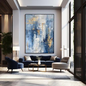 Könnte beinhalten: Abstraktes Gemälde in Blau-, Weiß- und Goldtönen. Das Gemälde hängt an einer Wand in einem modernen Wohnzimmer mit einem blauen Sofa, einem Couchtisch und einem Sessel.