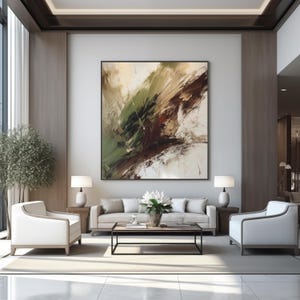 Puede incluir: Un interior de sala de estar moderno con una gran pintura abstracta en tonos marrones, verdes y blancos colgada en una pared blanca. Dos sillones blancos y un sofá blanco con almohadas están dispuestos alrededor de una mesa de café frente a la pintura.