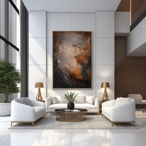 Puede incluir: Un salón moderno con paredes blancas y una gran pintura abstracta en tonos marrones y grises. La pintura está colgada sobre un sofá blanco con dos sillones blancos. Hay dos lámparas doradas sobre mesas auxiliares junto al sofá y los sillones. Una mesa de centro redonda con una base de metal dorado se encuentra frente al sofá.