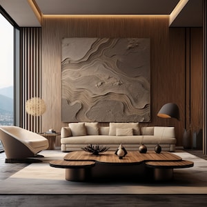Op de afbeelding: Een moderne woonkamer met een beige bank, een salontafel met een uniek ontwerp en een groot abstract kunstwerk aan de muur. De kamer is gedecoreerd met houten accenten en een staande lamp.