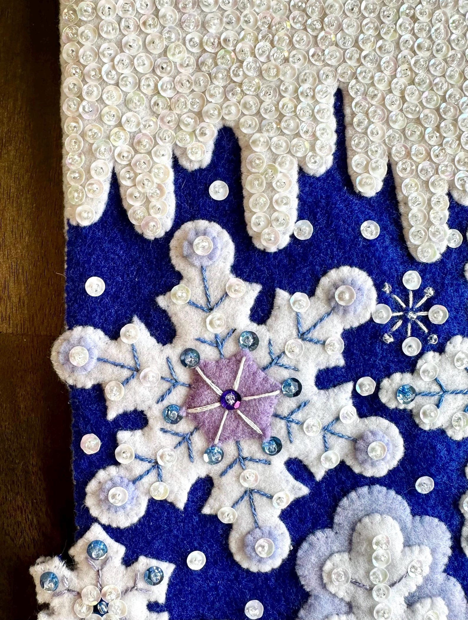 Bucilla Kit De Costura Sparkle Snowflake - De Fieltro, 45.7 Cm, Para Manualidades Y Decoración Navideña