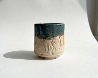Tazza "Orizzonte" in ceramica fatta a mano. Sfumature uniche ispirate al mare, design artigianale e accogliente per i tuoi momenti di relax.