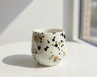 Tazza Drop in Ceramica al Tornio, Mug Bianca Minimalista, Design Materico con Goccia, Tazza Wabi Sabi in Gres, Regalo Artigianale Moderno