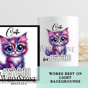 Pode incluir: Uma caneca branca com um gato de desenho animado colorido com o texto "Cute but Psycho" e as palavras "Whimsy Stone Digitals" na parte inferior. O texto "Works Best On Light Backgrounds" est&aacute; na parte inferior da imagem.