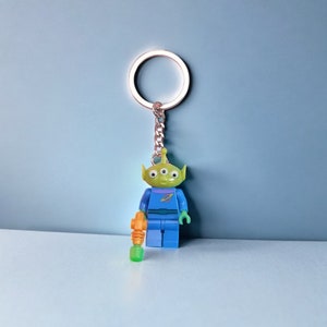 3D Fee B-Man Figur Charakter Schlüsselbund, Superheld Figur Schlüsselbund, personalisierte Rucksack Zubehör, Geschenke für ihn, Schlüsselbund Zubehör Toy Story Alien