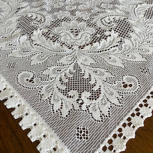 Vintage White Lace Tablecloth – Damask Floral Medallion Design 135x120cm