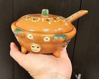 Clay Piggy salsa tray with lid & spoon/ Marranito Salsera con tapa y cuchara de barro