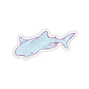 Pode incluir: Um adesivo de tubarão-baleia azul claro com um padrão de pontos brancos e um contorno roxo.