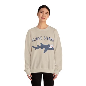 Moletom com capuz unissex de mistura pesada Nurse Shark, suéter com capuz Nurse Shark, suéter de enfermeira, suéter de médico, moletom com capuz Nurse imagem 8