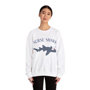 Moletom com capuz unissex de mistura pesada Nurse Shark, suéter com capuz Nurse Shark, suéter de enfermeira, suéter de médico, moletom com capuz Nurse imagem 5