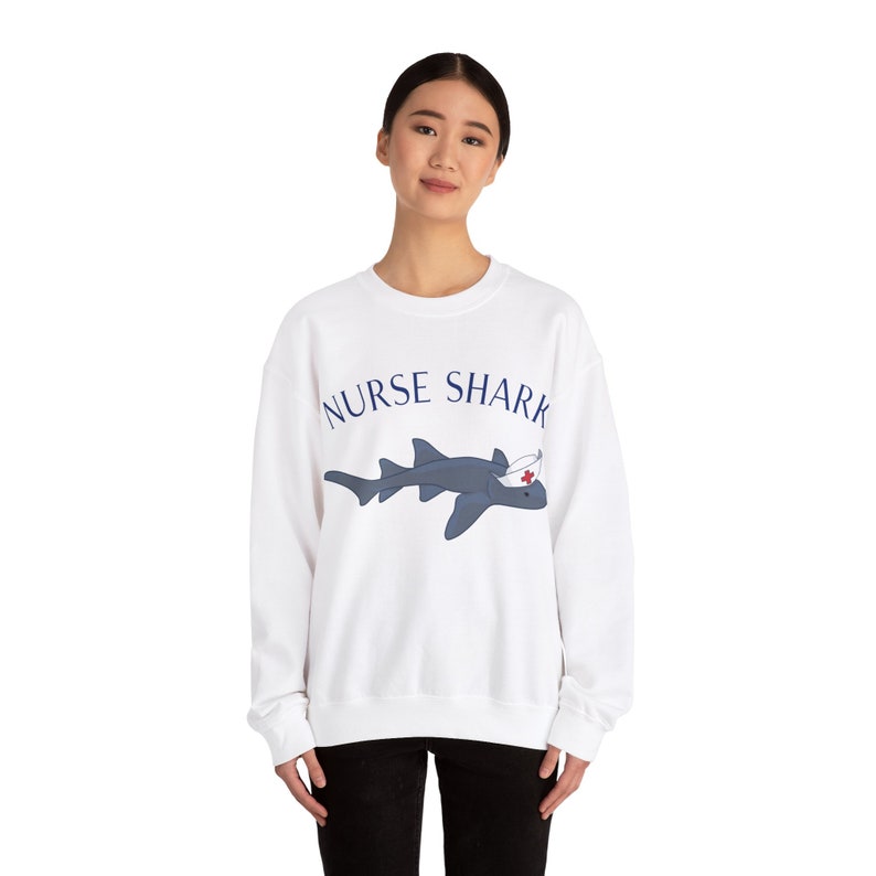 Moletom com capuz unissex de mistura pesada Nurse Shark, suéter com capuz Nurse Shark, suéter de enfermeira, suéter de médico, moletom com capuz Nurse imagem 5