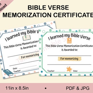 Può includere: Due certificati stampabili con sfondo a pois blu e verdi. I certificati sono per la memorizzazione di versetti biblici. Il testo sui certificati recita "Ho imparato il mio versetto biblico".