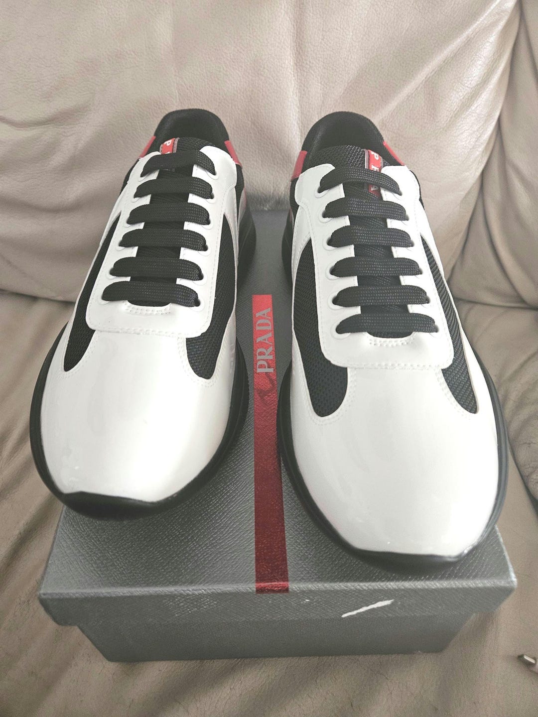 ねんねんページです。PRADA スニーカー ブラック/ホワイト/レッド il_1080xN.6702461052_givh.jpg