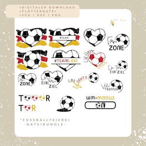 Può includere: Un pacchetto di file digitali da scaricare con vari design grafici a tema calcistico. La collezione include illustrazioni di palloni da calcio, cuori, motivi della bandiera tedesca ed elementi testuali come #TEAM, #TEAMLIEBE, FAN ZONE, EIN TEAM EIN ZIEL, LOS GEHT'S, VOLLTREFFER, TOR e WM-MODUS ON.