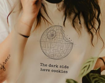 Camiseta "El Lado Oscuro Tiene Galletas", divertida camiseta con sable de luz Sith, regalo para fans de Star Wars inspirado en Vader.
