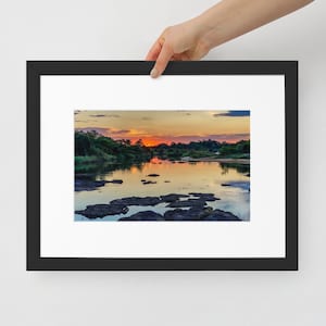 Fotografi vid solnedgången på Okavangofloden: Konsttryck i Namibia, inramat