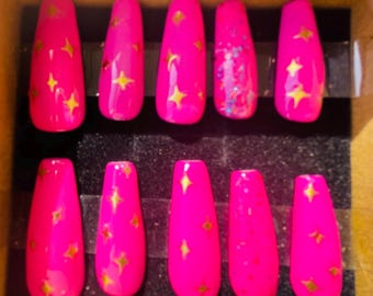 unghie finte rosa bara lunghe e di medie dimensioni