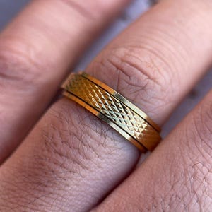 Peut inclure: Une alliance en or avec un motif en forme de diamant.