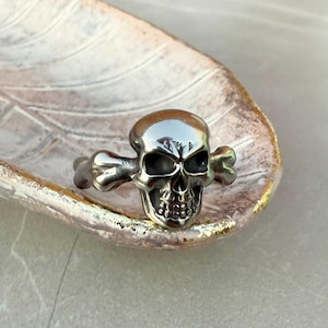 Skull and Bones Signet Ring: Edgy Unisex Fashion