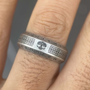 Men&#39;s Viking Tree of Life Ring: Nordic Runes, Wood Resin, Vintage Norse Style Wedding Band - Ideal Birthday Gift