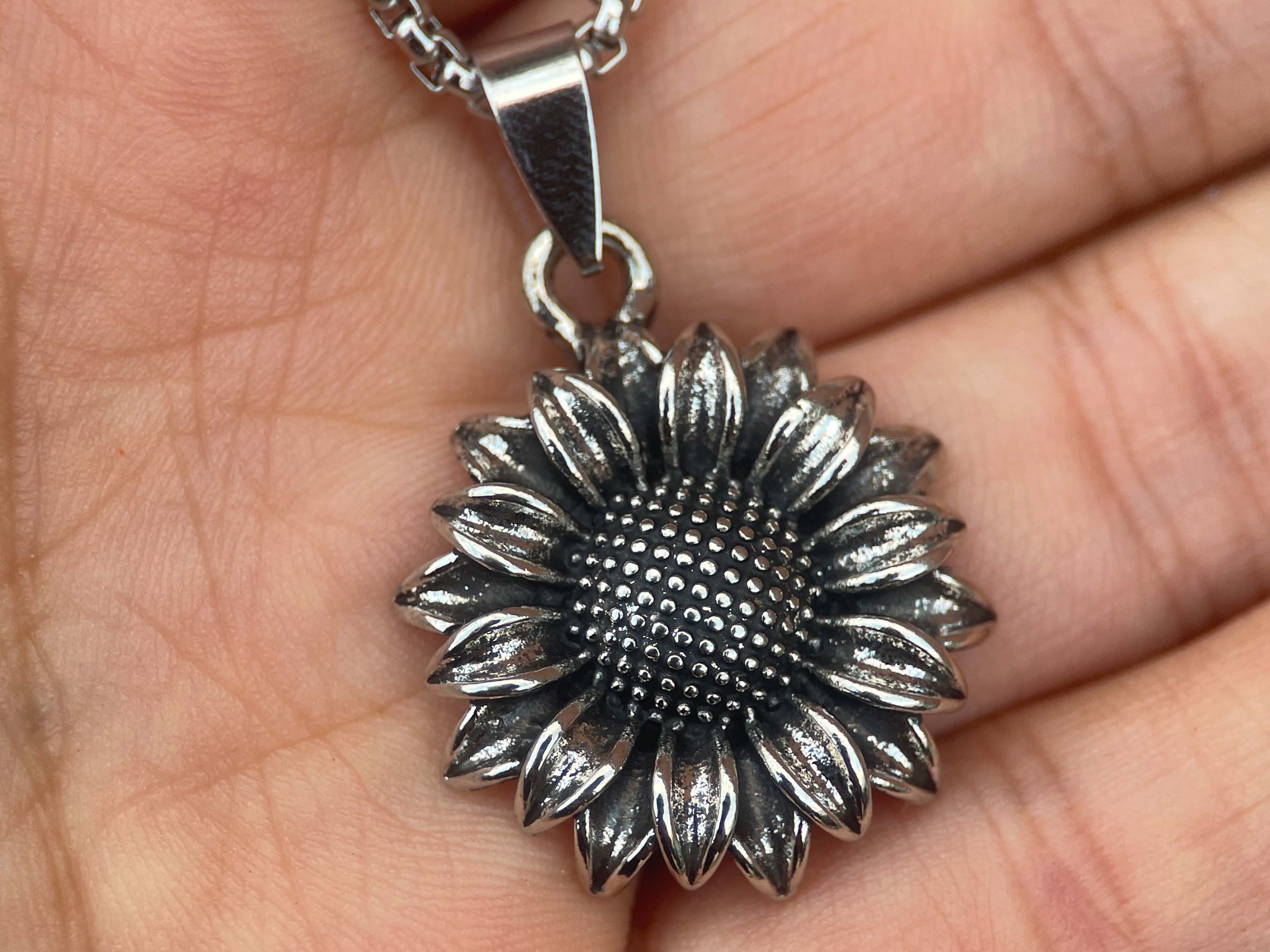 Collier Argenté Avec Pendentif Cabochon Tournesols 25mm - Longueur 56-60 Cm - Neuf Sans Emballage