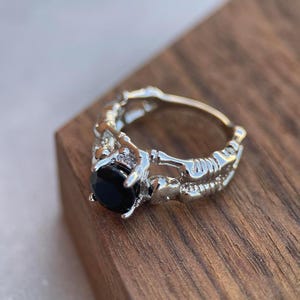 Anillo de calavera oscura de acero inoxidable / Anillo de compromiso gótico con piedra preciosa roja / Anillo de promesa gótica / Anillo de amor a la muerte de mano esqueleto