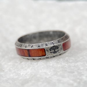 Men&#39;s Viking Tree of Life Ring: Nordic Runes, Wood Resin, Vintage Norse Style Wedding Band - Ideal Birthday Gift