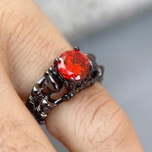 Anillo de calavera oscura de acero inoxidable / Anillo de compromiso gótico con piedra preciosa roja / Anillo de promesa gótica / Anillo de amor a la muerte de mano esqueleto