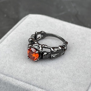 Anillo de calavera oscura de acero inoxidable / Anillo de compromiso gótico con piedra preciosa roja / Anillo de promesa gótico / Anillo de amor a muerte con mano de esqueleto