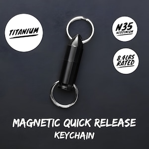 Puede incluir: Llavero de liberación rápida magnética de titanio negro con un anillo plateado. El llavero está clasificado para 8,4 libras y está hecho con imanes de neodimio N35.