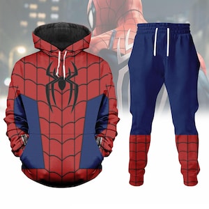 Może przedstawiać: Czerwono-niebieski zestaw bluzy z kapturem i spodni dresowych w stylu Spider-Mana. Bluza z kapturem ma duży czarny emblemat pająka i wzór pajęczyny. Spodnie dresowe są niebieskie z czerwonymi akcentami pajęczyny przy kostkach.