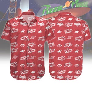 Könnte beinhalten: Rotes, kurzärmeliges Hemd mit Knöpfen und einem weißen Muster mit dem Pizza Planet Logo, einem Pizzastück, einer Rakete und einem Lieferwagen. Das Hemd hat einen Knopfkrag und kurze Ärmel.