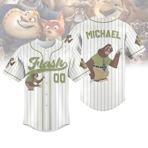 Puede incluir: Camiseta de béisbol blanca con finas rayas verdes, con el nombre "Flash" en escritura verde y el número "00". La camiseta presenta un personaje de perezoso de dibujos animados y el nombre "Michael" en la espalda, con un gráfico de perezoso a juego.