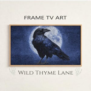 Könnte beinhalten: Gerahmter Kunstdruck mit einer detaillierten Illustration eines schwarzen Raben vor einem dunkelblauen Hintergrund mit Vollmond. Die Worte "FRAME TV ART" und "WILD THYME LANE" sind auf dem weißen Hintergrund gedruckt.