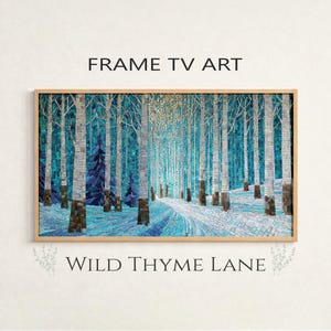 Op de afbeelding: Een ingelijst kunstwerk met een winterbosscène. Het kunstwerk toont lange, slanke bomen met witte schors en een pad door de sneeuw. De tekst "FRAME TV ART" en "WILD THYME LANE" staan boven en onder de kunst.