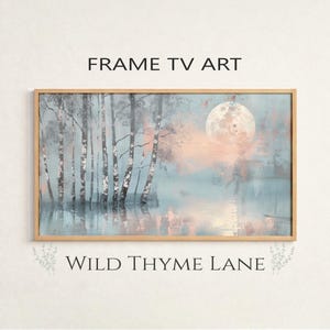 Peut inclure: Art mural pour téléviseur encadré représentant un paysage serein avec des bouleaux se reflétant dans l'eau sous une pleine lune. L'œuvre utilise une palette de couleurs douces de bleus, de roses et de blancs. Le texte "FRAME TV ART" et "WILD THYME LANE" sont visibles.