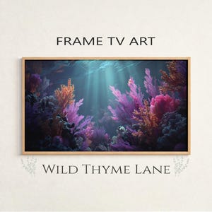 Peut inclure: Impression numérique encadrée d'une scène sous-marine avec des coraux violets, roses et oranges. Des rayons de lumière traversent l'eau. Le texte "FRAME TV ART" est en haut et "WILD THYME LANE" en bas.