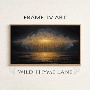 Peut inclure: Impression d'art encadrée pour téléviseur représentant un paysage avec une formation nuageuse dorée au-dessus de l'eau. L'œuvre est sur fond sombre, avec le texte "FRAME TV ART" et "WILD THYME LANE" affiché.