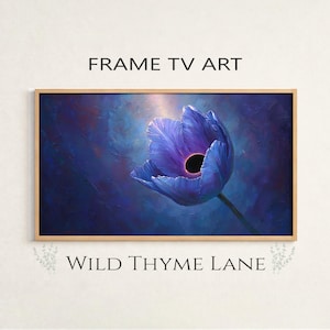 Könnte beinhalten: Gerahmter digitaler Kunstdruck mit einer Nahaufnahme einer blauen Blume mit dunklem Zentrum vor einem strukturierten, dunkelblauen Hintergrund. Die Texte "FRAME TV ART" und "WILD THYME LANE" sind oberhalb und unterhalb des Kunstwerks zu sehen.