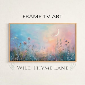 Pode incluir: Uma impressão de arte digital emoldurada para uma tela de TV. A obra apresenta uma paisagem sonhadora com flores silvestres, uma lua crescente e uma paleta de cores suaves de azuis, rosas e amarelos. O texto na parte superior diz "FRAME TV ART" e na parte inferior "WILD THYME LANE".