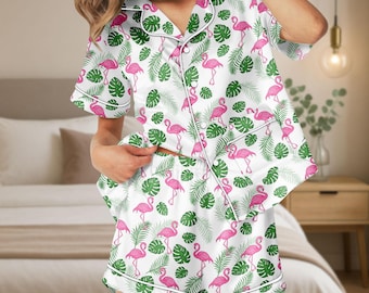 Flamingo korte satijnen pyjama, schattige roze vogelnachtkleding, tropische flamingo-nachtkleding, roze vogel zomerpyjama, zachte satijnen loungeset